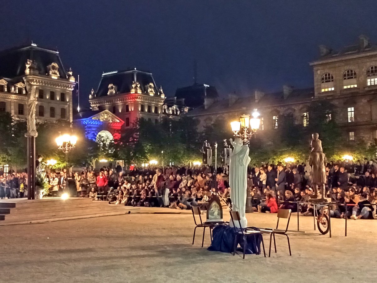Couverture photos de la @MarcheNDParis sur le parvis de <a href="/notredameparis/">Cathédrale Notre-Dame de Paris</a> . Anniversaire des 3ans de l'incendie de Notre Dame de Paris.