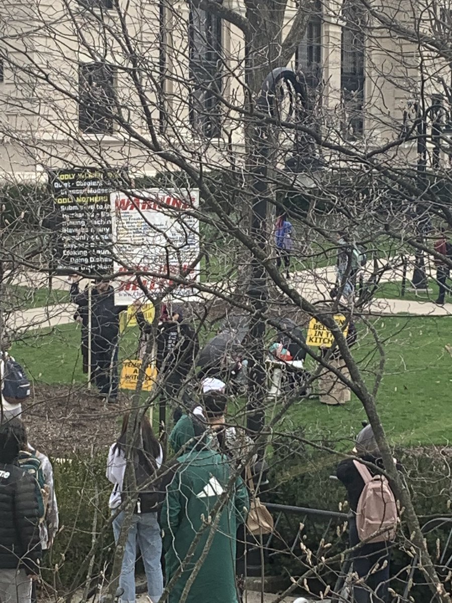 michael_malis's tweet photo. What a bunch of fucking loons 😂😂😂 #psu #PennState https://t.co/gd4CAdHLa7