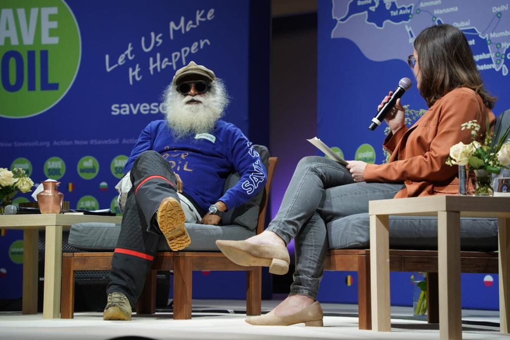 cpsavesoil's tweet photo. On a question about the irresponsible use of pesticides, @SadhguruJV clarifies that if organic content is enhanced, the need for fertilizers and pesiticides will inevitably come down.
#SaveSoilBrussels #SaveSoil
Action now: https://t.co/z6MmqMf5nE
#ConsciousPlanet https://t.co/5gCw5EAwOR