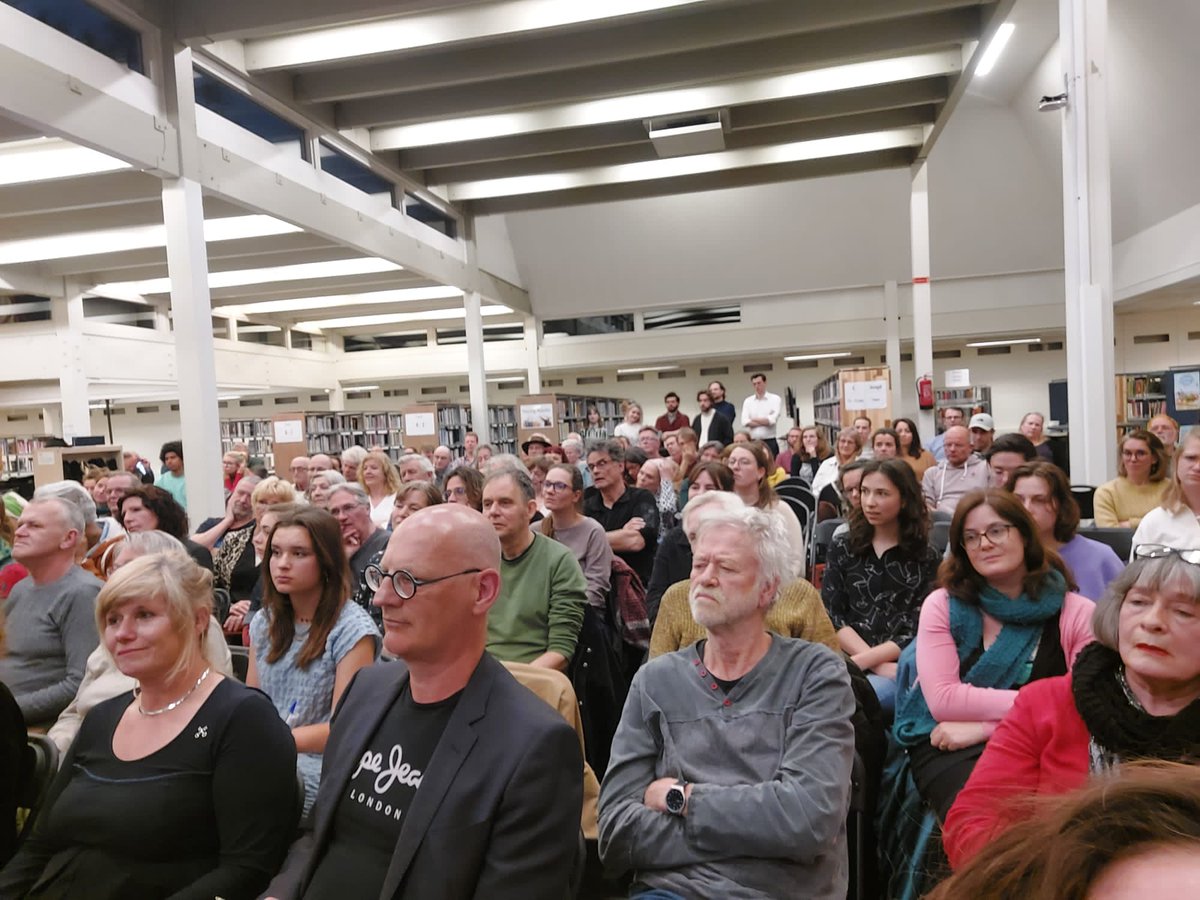 Poëzie leeft! Volle bak in de openbare bibliotheek van Leiden bij de finale van de verkiezing van de nieuwe Leidse Stadsdichter. Wie volgt Marianne van Velzen na ruim 4 jaar op?
