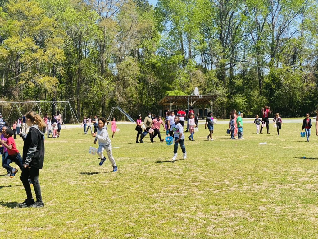 Coach_TNowell's tweet photo. Huge thank to @bendquinn, @OaksRoadOwls, @AHBangert and JT Barber Elementary School for allowing us to do Easter 🐣 Egg Hunts with them today. We are super thankful for all of your support. Today we were able to give back in a special way! https://t.co/lrqhKfeF0w