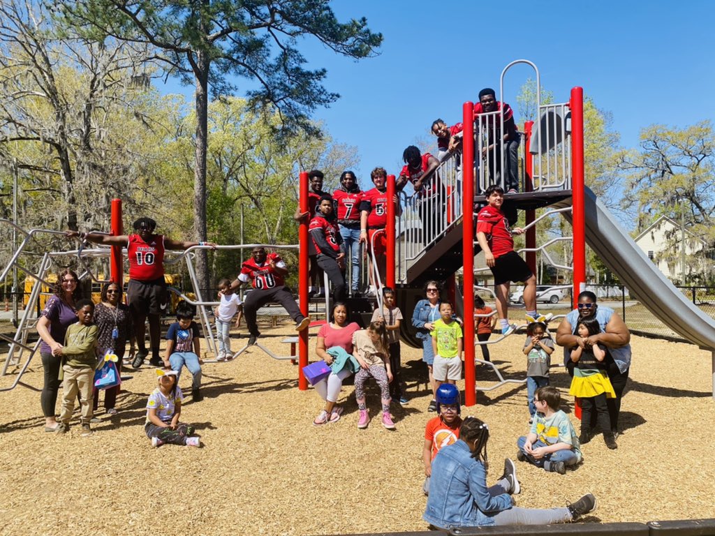 Coach_TNowell's tweet photo. Huge thank to @bendquinn, @OaksRoadOwls, @AHBangert and JT Barber Elementary School for allowing us to do Easter 🐣 Egg Hunts with them today. We are super thankful for all of your support. Today we were able to give back in a special way! https://t.co/lrqhKfeF0w