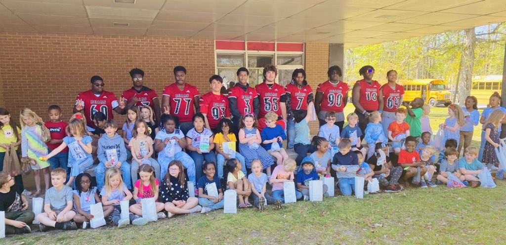 Coach_TNowell's tweet photo. Huge thank to @bendquinn, @OaksRoadOwls, @AHBangert and JT Barber Elementary School for allowing us to do Easter 🐣 Egg Hunts with them today. We are super thankful for all of your support. Today we were able to give back in a special way! https://t.co/lrqhKfeF0w