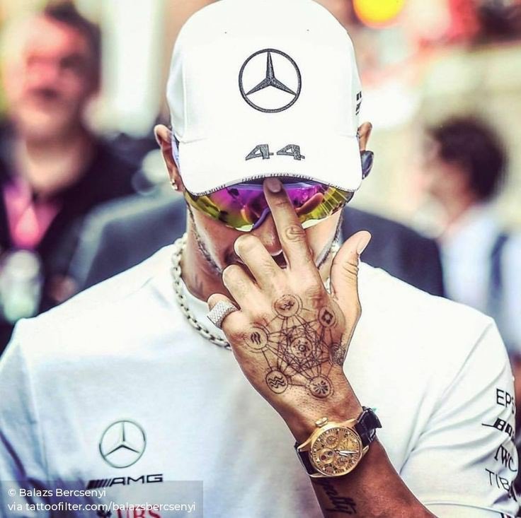 xnDA44999's tweet image. Mon premier mini thread

Lewis Hamilton saving my Life