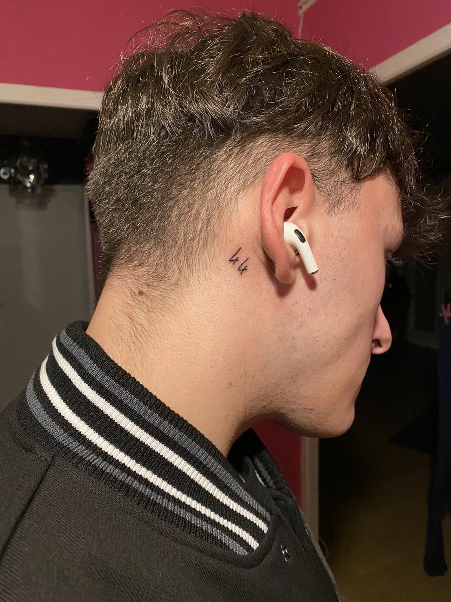 xnDA44999's tweet image. Mon premier mini thread

Lewis Hamilton saving my Life