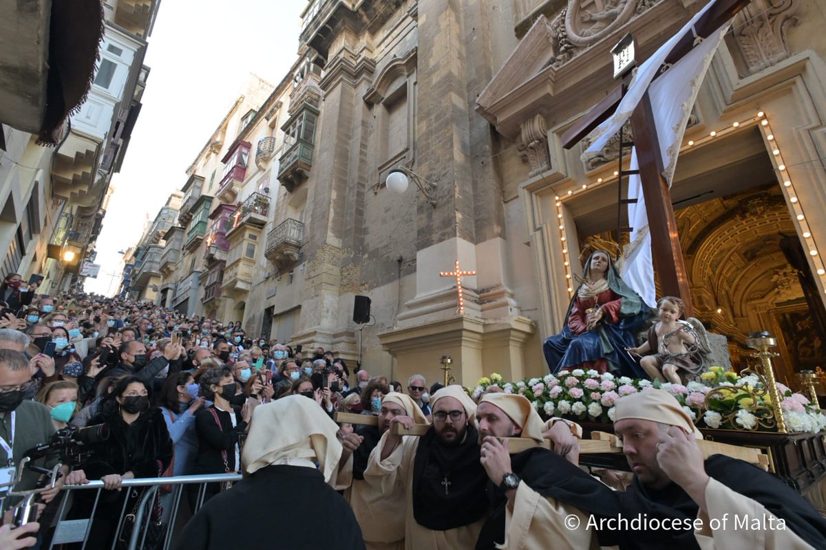 Archdiocese_MT's tweet photo. Holy Virgin Mary, you are reigning in glory, with Jesus, your Son. Remember us in our sadness. Look kindly on all who are suffering or facing any difficulty 🙏 #HolyWeek2022 #procession #valletta https://t.co/U0TBqCw82l