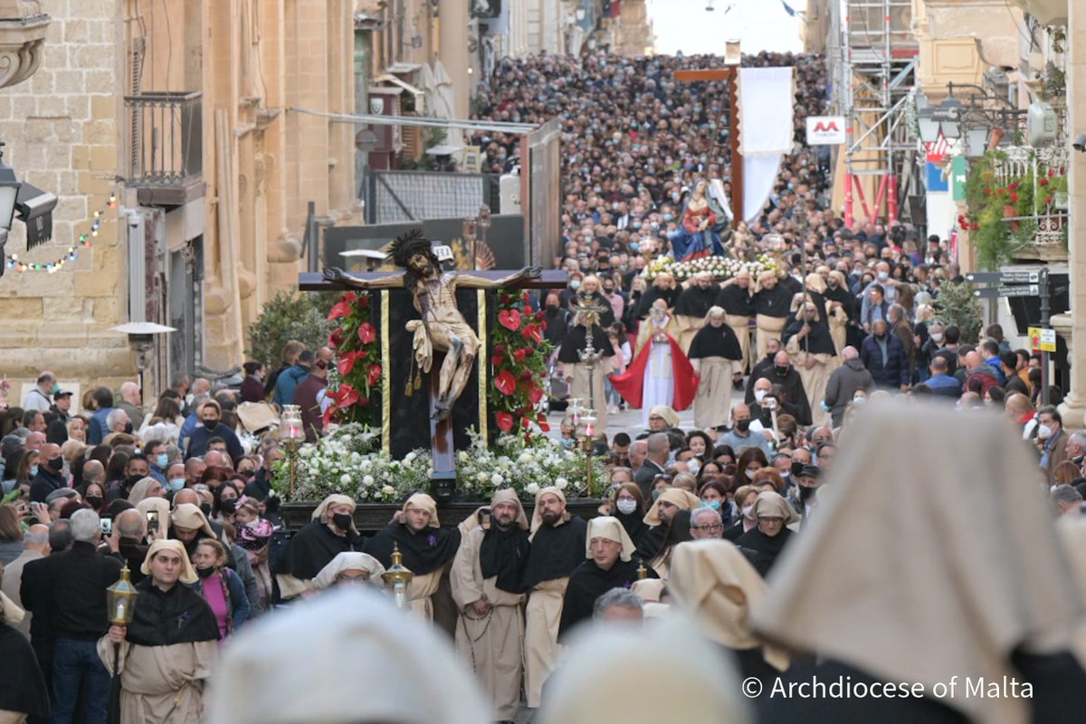 Archdiocese_MT's tweet photo. Holy Virgin Mary, you are reigning in glory, with Jesus, your Son. Remember us in our sadness. Look kindly on all who are suffering or facing any difficulty 🙏 #HolyWeek2022 #procession #valletta https://t.co/U0TBqCw82l