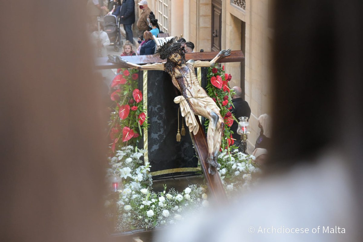 Archdiocese_MT's tweet photo. Holy Virgin Mary, you are reigning in glory, with Jesus, your Son. Remember us in our sadness. Look kindly on all who are suffering or facing any difficulty 🙏 #HolyWeek2022 #procession #valletta https://t.co/U0TBqCw82l