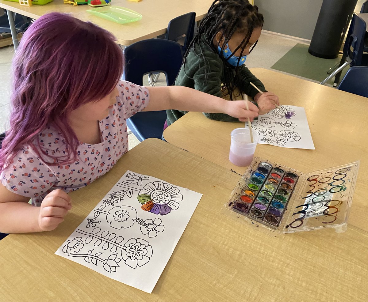 dtrkinder2's tweet photo. Spring and Easter painting. #spring #art #messyisfun @DiamondTrailPS https://t.co/J0VSPO8oZz