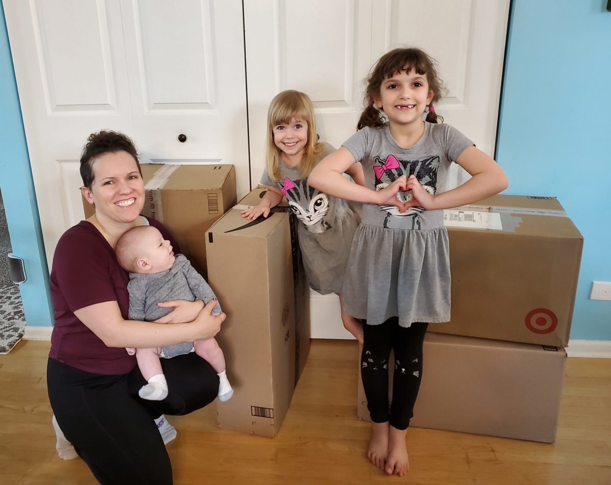 gohumanityworld's tweet photo. Volunteer network team Northwestern Chicagoland Humanist Crew collected nearly 400 items—clothes, shoes, and blankets—for Ukrainian refugees via the Give Back Box program. They said they had lots of heartwarming community involvement and donations from neighbors. #HumanismAtWork https://t.co/0owsX9DSFa