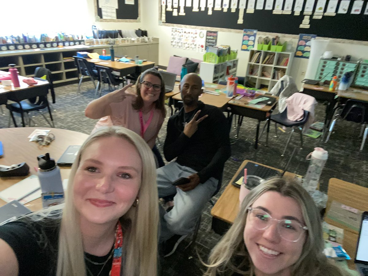 MarkAnthonyEd10's tweet photo. Chatting &amp; Collaborating with 2nd Grade Team #pinkspringtraining https://t.co/5zMjMgMYJp