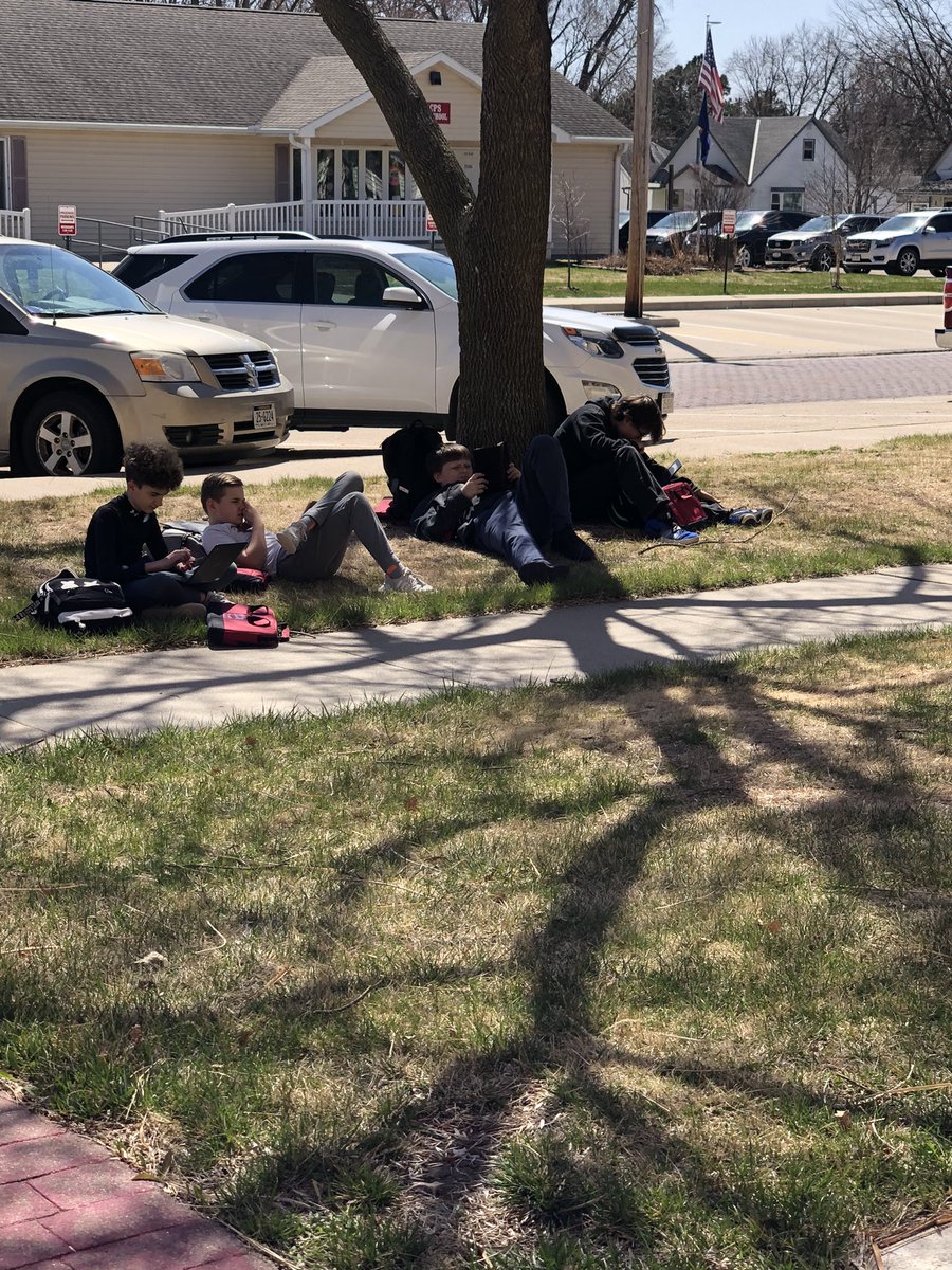 BalesLisa's tweet photo. It’s a beautiful day, so why not spend some Study Skills time outside with a good book? #lightbreeze #sunshining #birdschirping ☀️📖 https://t.co/QIojOilX4f