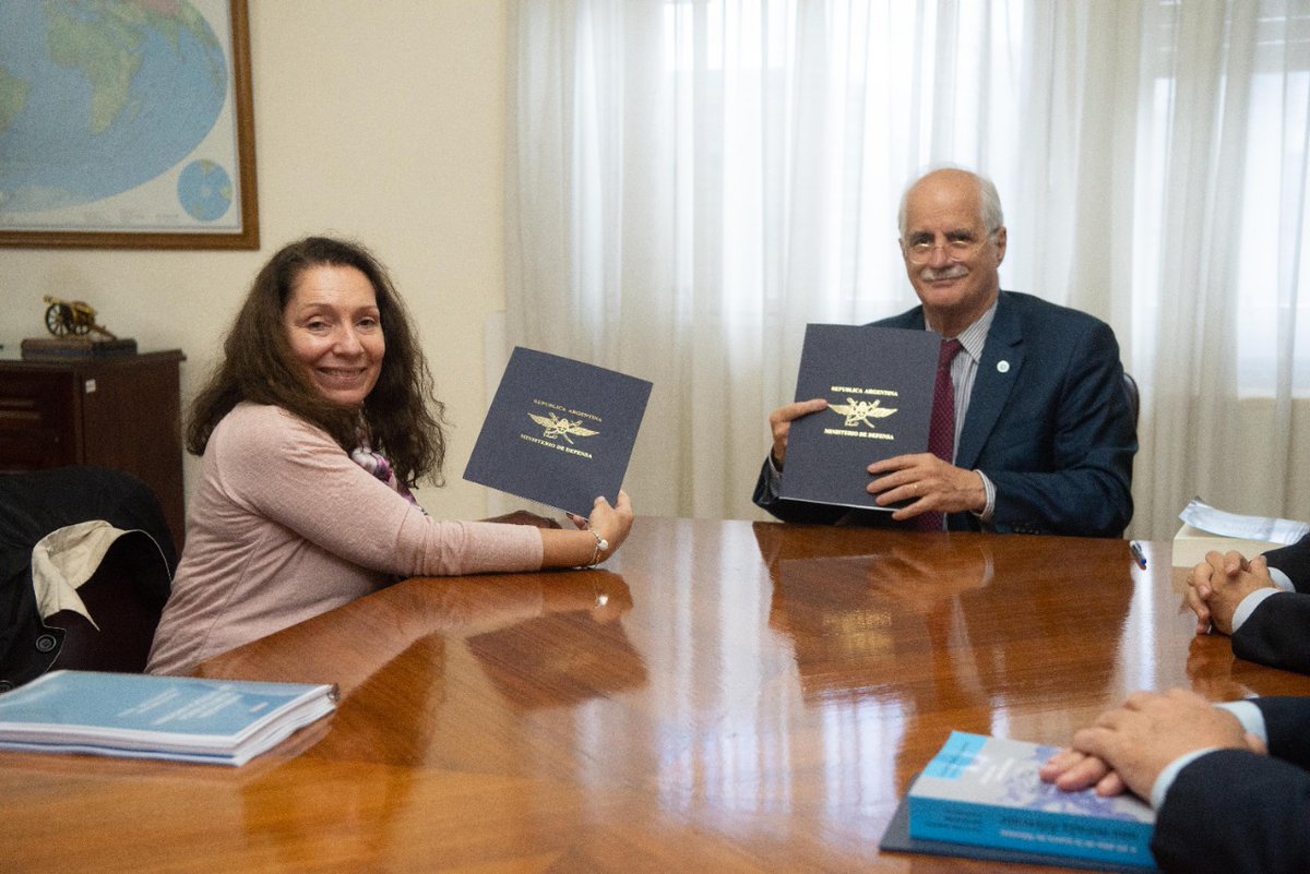 La interventora <a href="/cristinacaamano/">Cristina (la otra)</a> y el ministro de Defensa, <a href="/JorgeTaiana/">Jorge Taiana</a>, firmaron un convenio de capacitación.

argentina.gob.ar/noticias/conve…