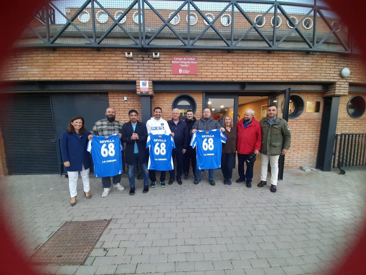 Con mi compañero @bolarin79 en el emotivo y divertido homenaje a Rafael Delgado “Sevilla”, organizado por el <a href="/ClubDepCarranza/">C.D. CARRANZA</a> 🔵⚪️🔵

MIL GRACIAS por la invitación. 🔝🔝