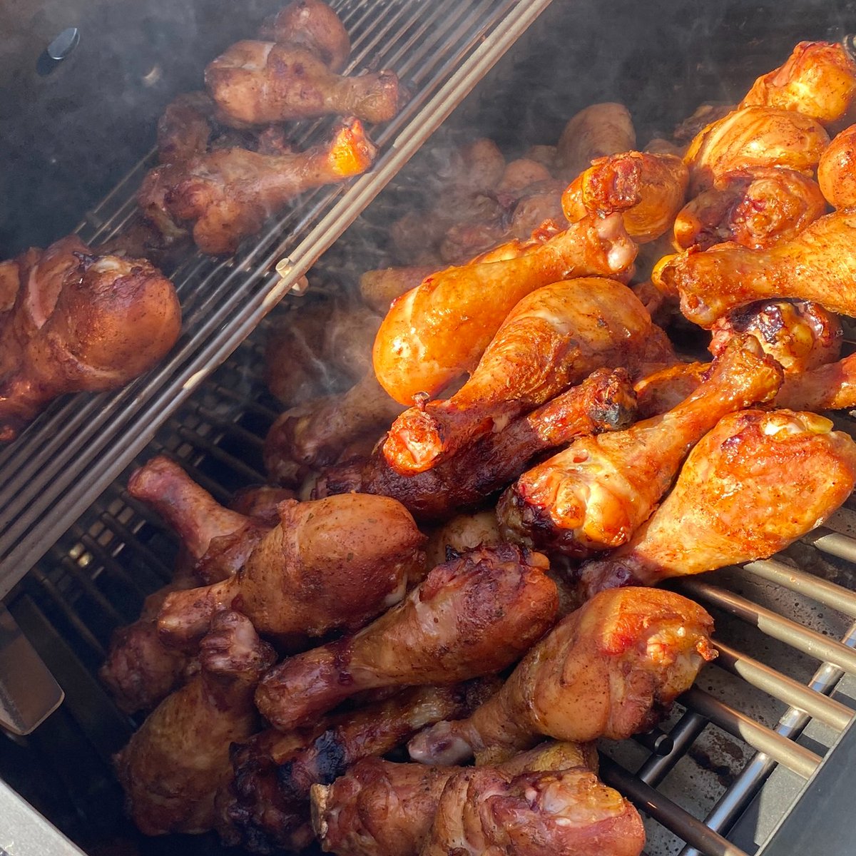 LouisianaGrills's tweet photo. Nothing to see here just @DrBBQ throwing down some wings on the Founders Legacy 1200!! 🔥
.
.
.
#LouisianaGrills #WoodPelletGrill #PelletGrill #WoodPellet #Grilling #BBQ #BBQTime #Wings #WingLober #WingWednesday #DrBBQ #FoundersSeries #FoundersLegacy #Grill https://t.co/hTj8lRBNew