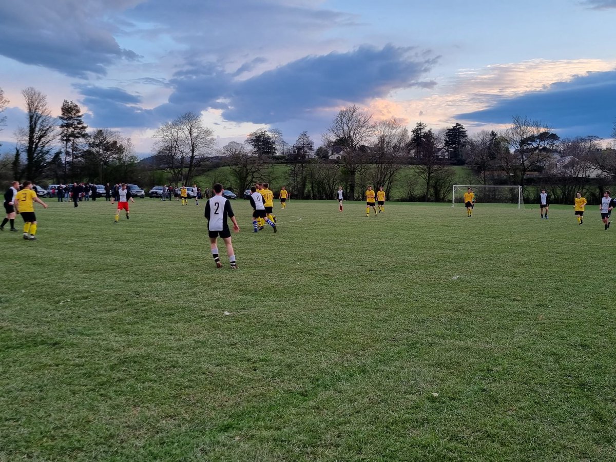 CPClawddFC's tweet photo. @CPClawddFC @CPDLlanfairDCFC #friendly #summerleague #peldroed #football #llanfairdc #clawdd ⚽️⚽️ https://t.co/8HQjD0AMiq