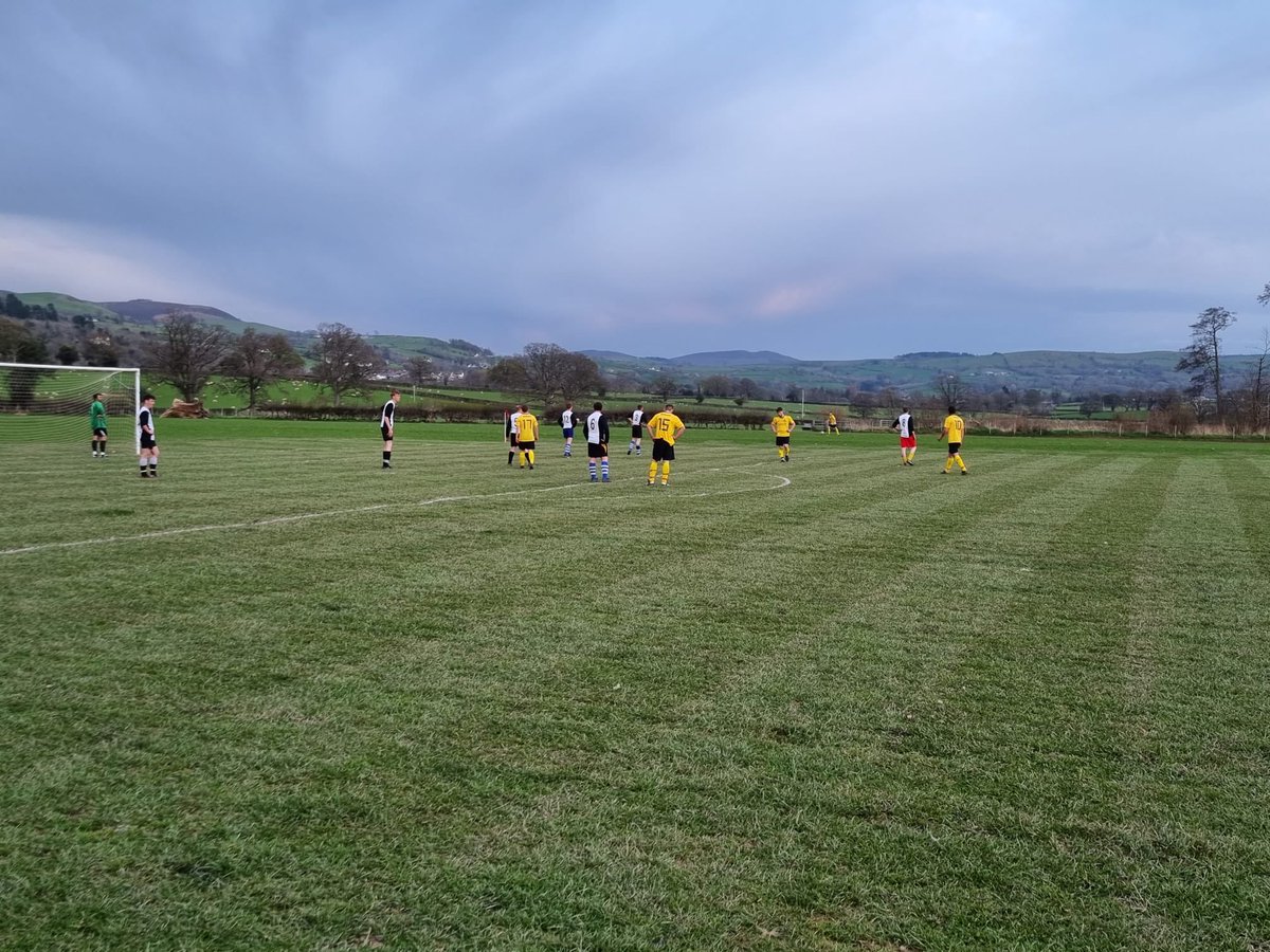 CPClawddFC's tweet photo. @CPClawddFC @CPDLlanfairDCFC #friendly #summerleague #peldroed #football #llanfairdc #clawdd ⚽️⚽️ https://t.co/8HQjD0AMiq