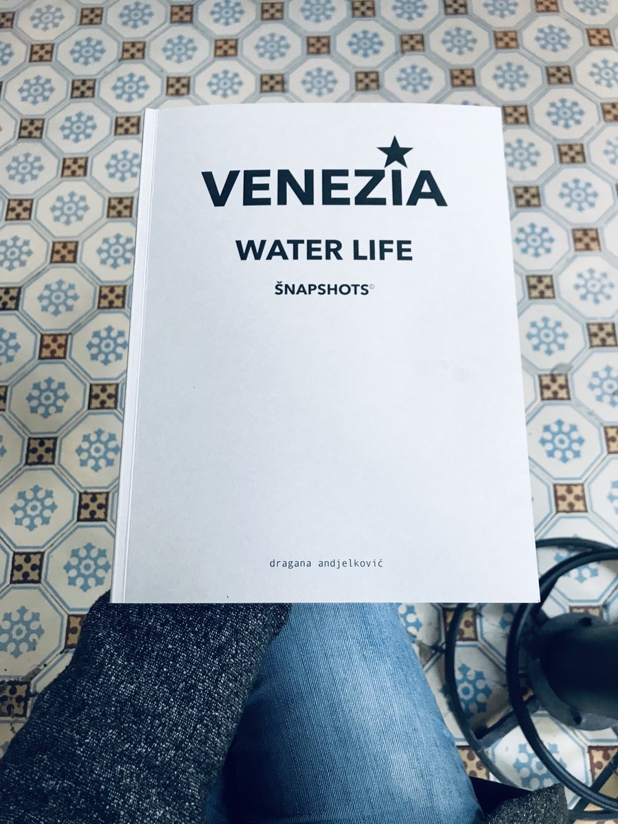 Artistenkind's tweet photo. Falls ihr noch nach einem #Ostergeschenk sucht 🐰 Venezia Water Life šnapshots - #Kunst &amp; #Klimaschutz, urbanes Leben, Modellstadt Venedig, 2022 - Erhältlich ist es online unter https://t.co/qaAX671AjU oder in der #Buchhandlung Walther König in #Frankfurt #Ostern #Artistenkind 🌻 https://t.co/SJorWWJNxs