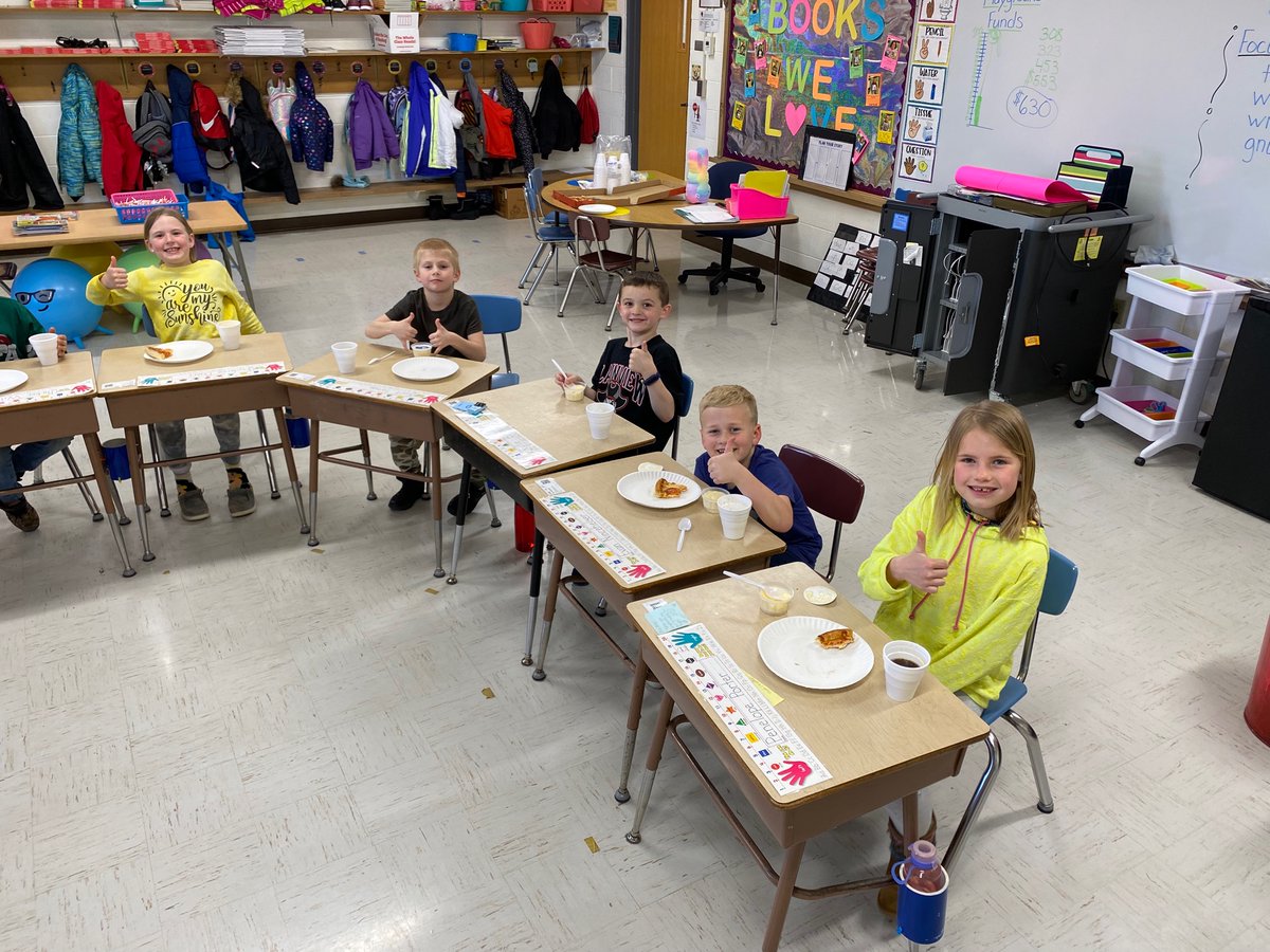 CrystalH_1st's tweet photo. These students read over 1,200 books this year and earned themselves a pizza and root beer float party @PHSPiratePride https://t.co/emagwVWaR4