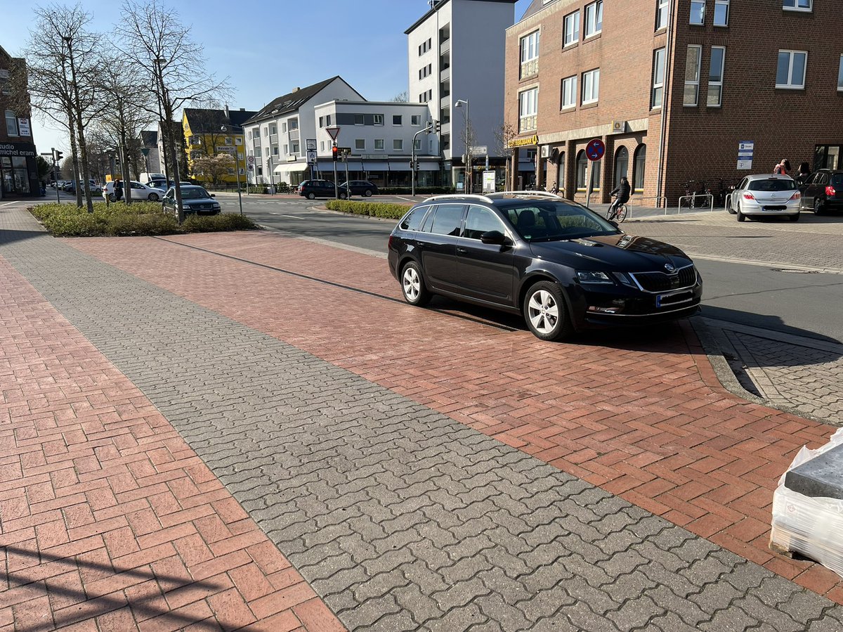 rudolphbj's tweet photo. Hallo @Polizei_H fotografiert in #Langenhagen Leibnizstr. Ist das Parken so erlaubt oder wird wer dadurch behindert? Es ist nicht auf dem Rad- oder Gehweg. LG https://t.co/8v20oCpXz1