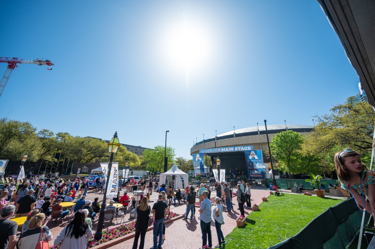 UTAPrezCowley's tweet photo. Had a wonderful time on Saturday at Jazz Brunch at the Main St. Arts Festival! 

It was great meeting so many Mavericks on this picture-perfect spring day. The UTA Jazz Band was a delight for all who attended. https://t.co/4arH1uz7Xn