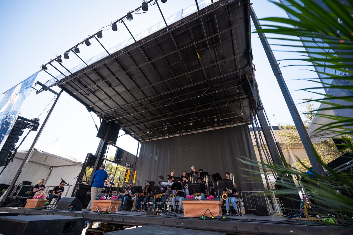 UTAPrezCowley's tweet photo. Had a wonderful time on Saturday at Jazz Brunch at the Main St. Arts Festival! 

It was great meeting so many Mavericks on this picture-perfect spring day. The UTA Jazz Band was a delight for all who attended. https://t.co/4arH1uz7Xn