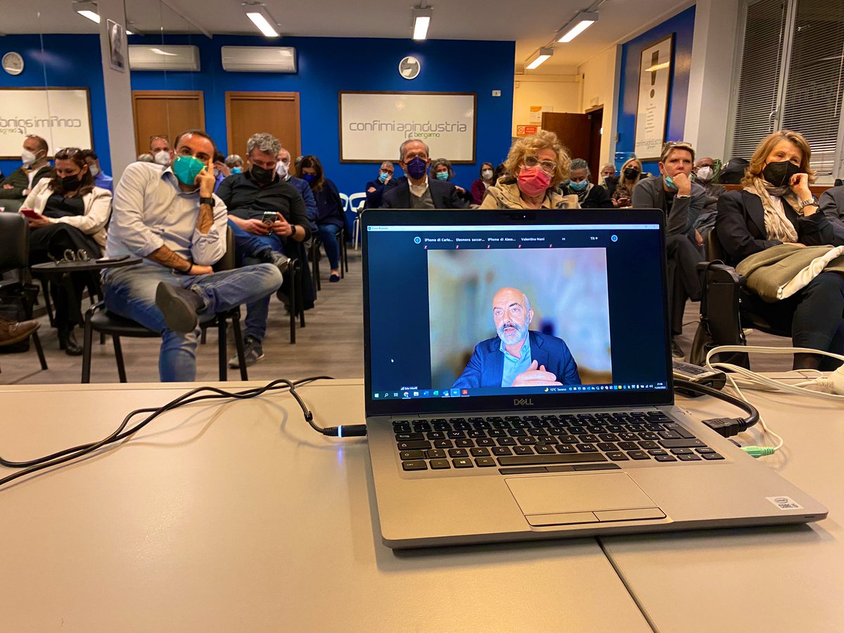 InNovaBergamo's tweet photo. Questa sera interessante approfondimento sulla riqualificazione dello scalo ferroviario negli sviluppi di #PortaSud.
Grazie all’Assessore @fvalesini, @EzioMicelli #NicolaAgazzi e @CarrettaNiccolo https://t.co/NLkPMgdR6m