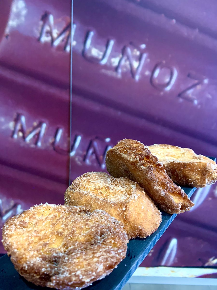 Las torrijas es imposible hacerlas tan buenas como las de casa y mucho menos si las hacen las madres o las abuelas, así que las hacemos distintas, con vainilla natural y chocolate blanco. Seguro que os gustan.#torrijas