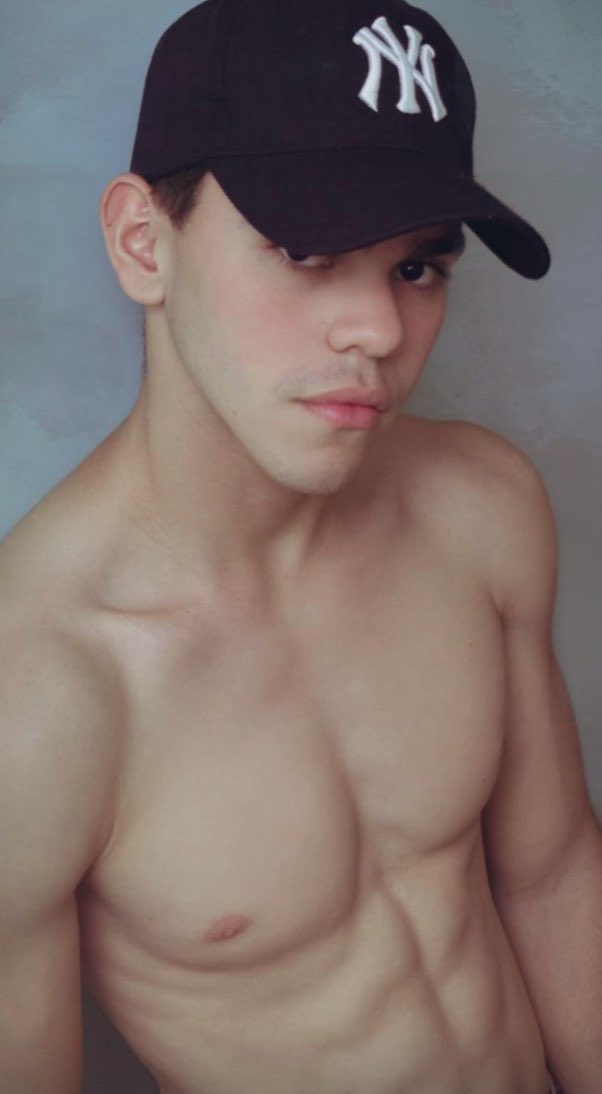 phoenixf1re's tweet photo. I don’t know if I like to use this anymore #gay #twink #glam #hunk https://t.co/oRML1j31Xo