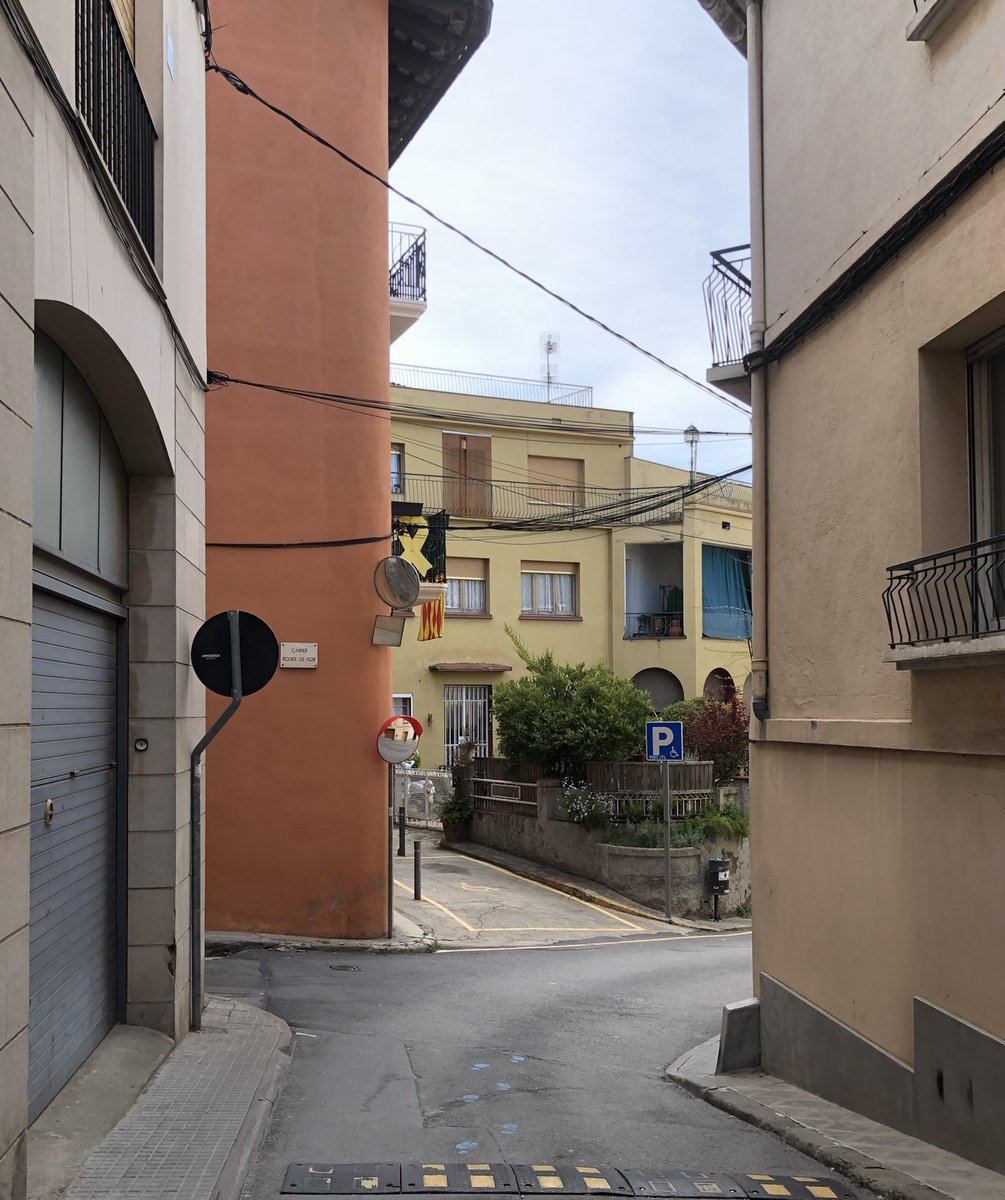laiaortiz15's tweet photo. Ja no es tracta de persones amb diversitat funcional o sense, amb prou feines es pot caminar amb tranquil·litat per aquestes voreres tant estretes! Per acabar-ho d’enllestir, la vorera dreta del final del carrer està obstaculitzada. #ShareDiversitas #diversitatuoc1 https://t.co/DFejs0kUgA