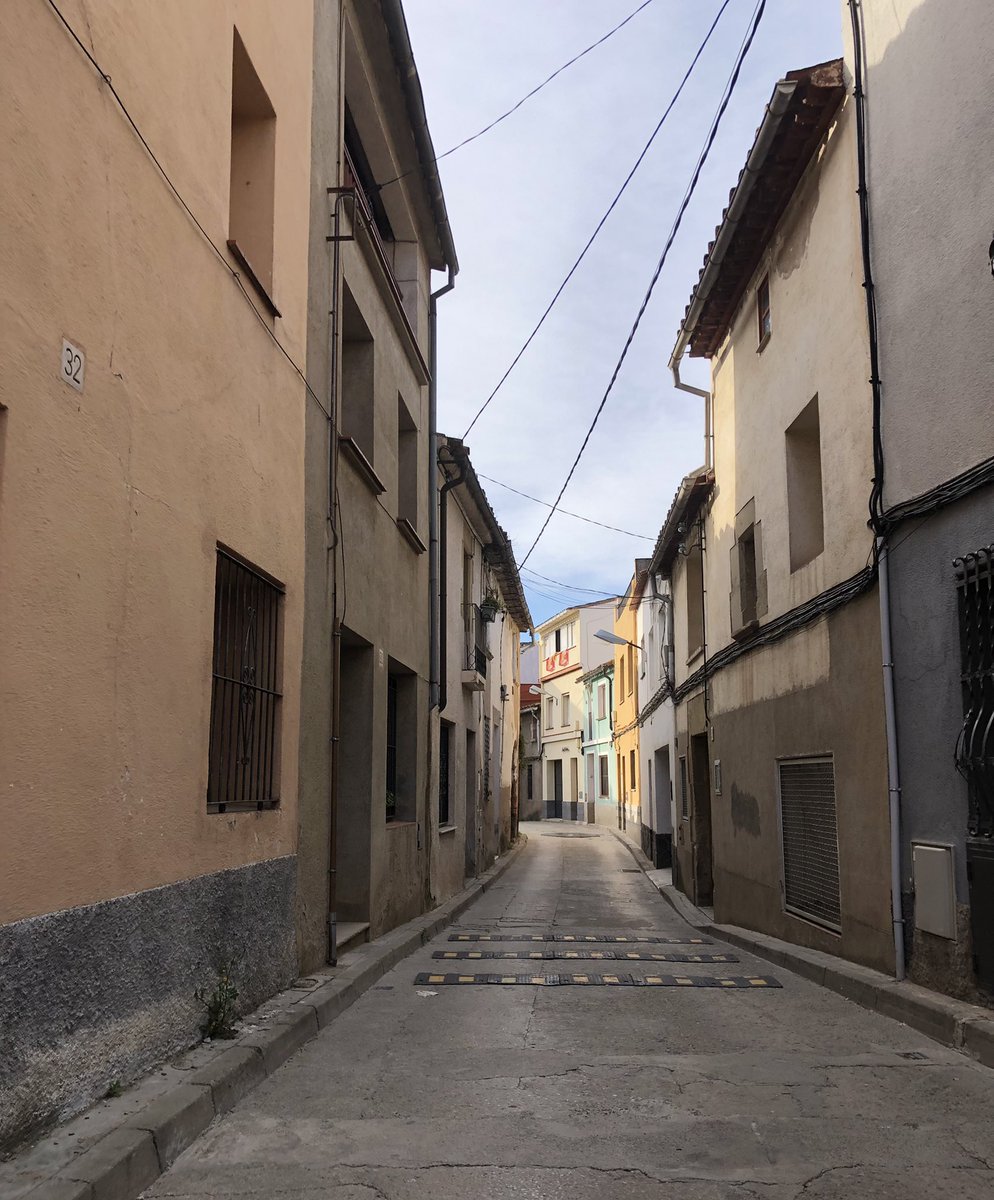 laiaortiz15's tweet photo. Ja no es tracta de persones amb diversitat funcional o sense, amb prou feines es pot caminar amb tranquil·litat per aquestes voreres tant estretes! Per acabar-ho d’enllestir, la vorera dreta del final del carrer està obstaculitzada. #ShareDiversitas #diversitatuoc1 https://t.co/DFejs0kUgA