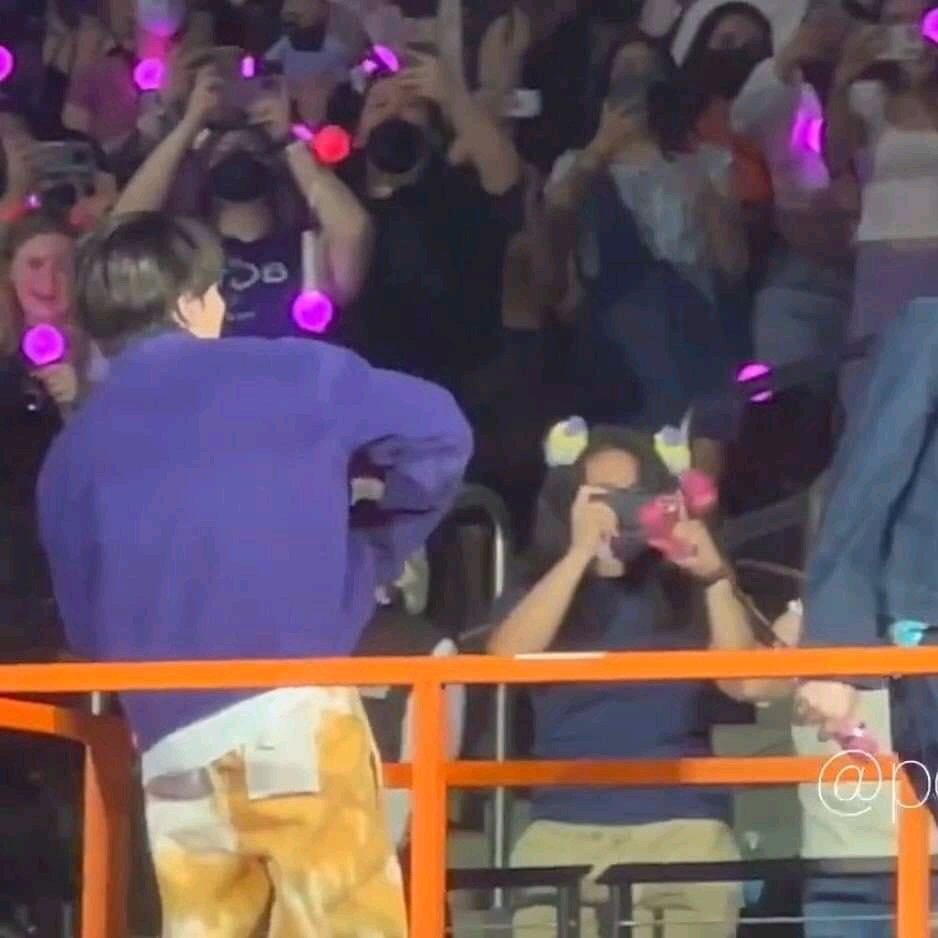 HobaSopee's tweet photo. Jungkook se levantó la remera, por que el hombre ese se la levantó jajajaja https://t.co/C3RVmQdnVv