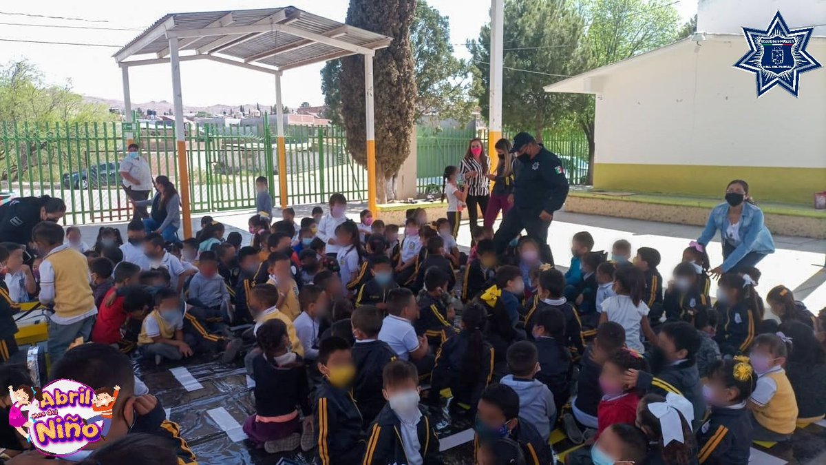 PoliciaParral's tweet photo. Elementos de Vialidad y Tránsito, llevaron una charla de educación vial a la primaria Melchor Ocampo.

Son las y los niños a quienes más debemos cuidar y proteger, por eso es importante que desde pequeños conozcan sus derechos y responsabilidades.

#AbrilMesDelNiño 💛 👮🏻‍♀️ https://t.co/QwehuMnRRt