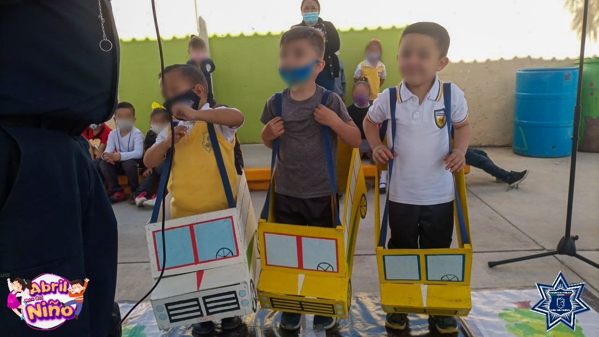 PoliciaParral's tweet photo. Elementos de Vialidad y Tránsito, llevaron una charla de educación vial a la primaria Melchor Ocampo.

Son las y los niños a quienes más debemos cuidar y proteger, por eso es importante que desde pequeños conozcan sus derechos y responsabilidades.

#AbrilMesDelNiño 💛 👮🏻‍♀️ https://t.co/QwehuMnRRt