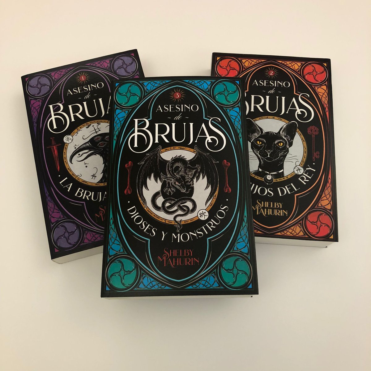 Puck_ed's tweet photo. ¿Quiénes de vosotros ya habéis leído la trilogía #AsesinoDeBrujas de @shelbymahurin? Se volvió un éxito de ventas y uno de los #fantasys que vosotros más recomendáis. Si aún no lo habéis leído, ¿qué estáis esperando? ¡No olvidéis que vais a poder conocer a la autora en junio! https://t.co/ju2nythdZx