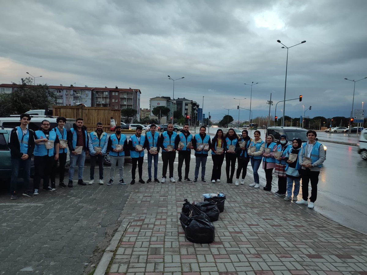 avFatihDurmaz20's tweet photo. Gençlik Kollarımız ile birlikte “İftara 5 kala” programımız kapsamında iftara yetişemeyen vatandaşlarımıza ikramda bulunduk
Afiyet olsun. https://t.co/MJREK9amZ3