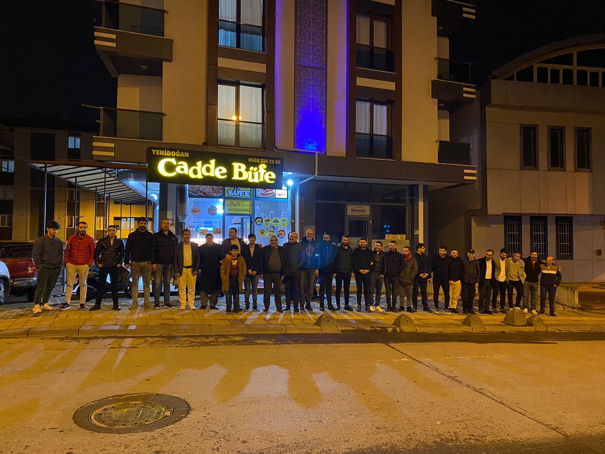 Mahmut42374274's tweet photo. Yunus emre Mahallesi'nde Hakan Güllü kardeşimizin davetine katıldık. Deva ailesi olarak her geçen gün büyüyoruz.#DEVAlısohbetler
#Sancaktepe https://t.co/QExMxjinfS