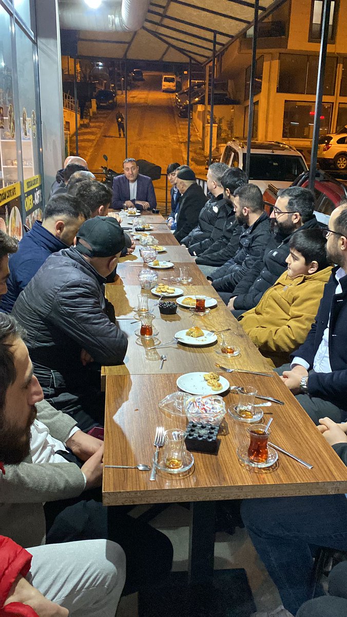Mahmut42374274's tweet photo. Yunus emre Mahallesi'nde Hakan Güllü kardeşimizin davetine katıldık. Deva ailesi olarak her geçen gün büyüyoruz.#DEVAlısohbetler
#Sancaktepe https://t.co/QExMxjinfS