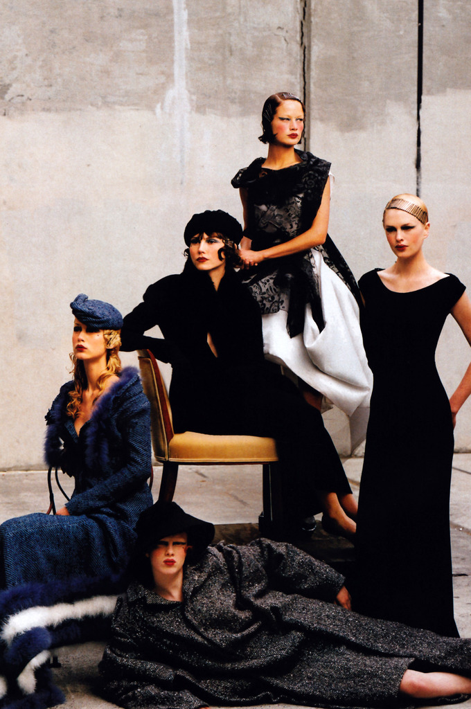 CrystalRoca's tweet photo. periodicult90s:

Annie Leibovitz for American Vogue, September 1997. Clothing by Yohji Yamamoto. https://t.co/aSrHYIV9hM