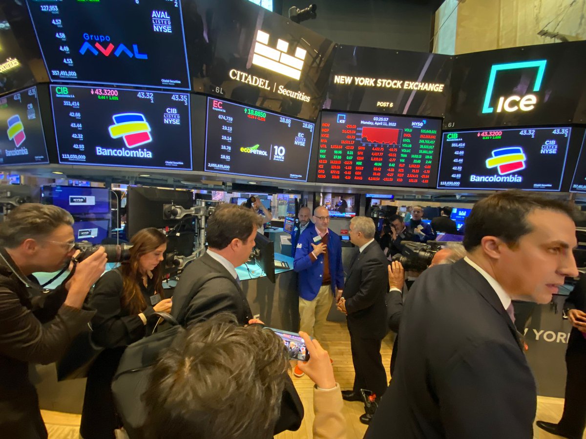 BluRadioCo's tweet photo. Como parte de su agenda en Nueva York, el presidente Iván Duque hizo un recorrido por Wall Street, una de las bolsas más importantes del planeta. En medio de su visita, tocó la campana que marca el cierre de operaciones del día. #VocesySonidos https://t.co/bJkwgtpK9C