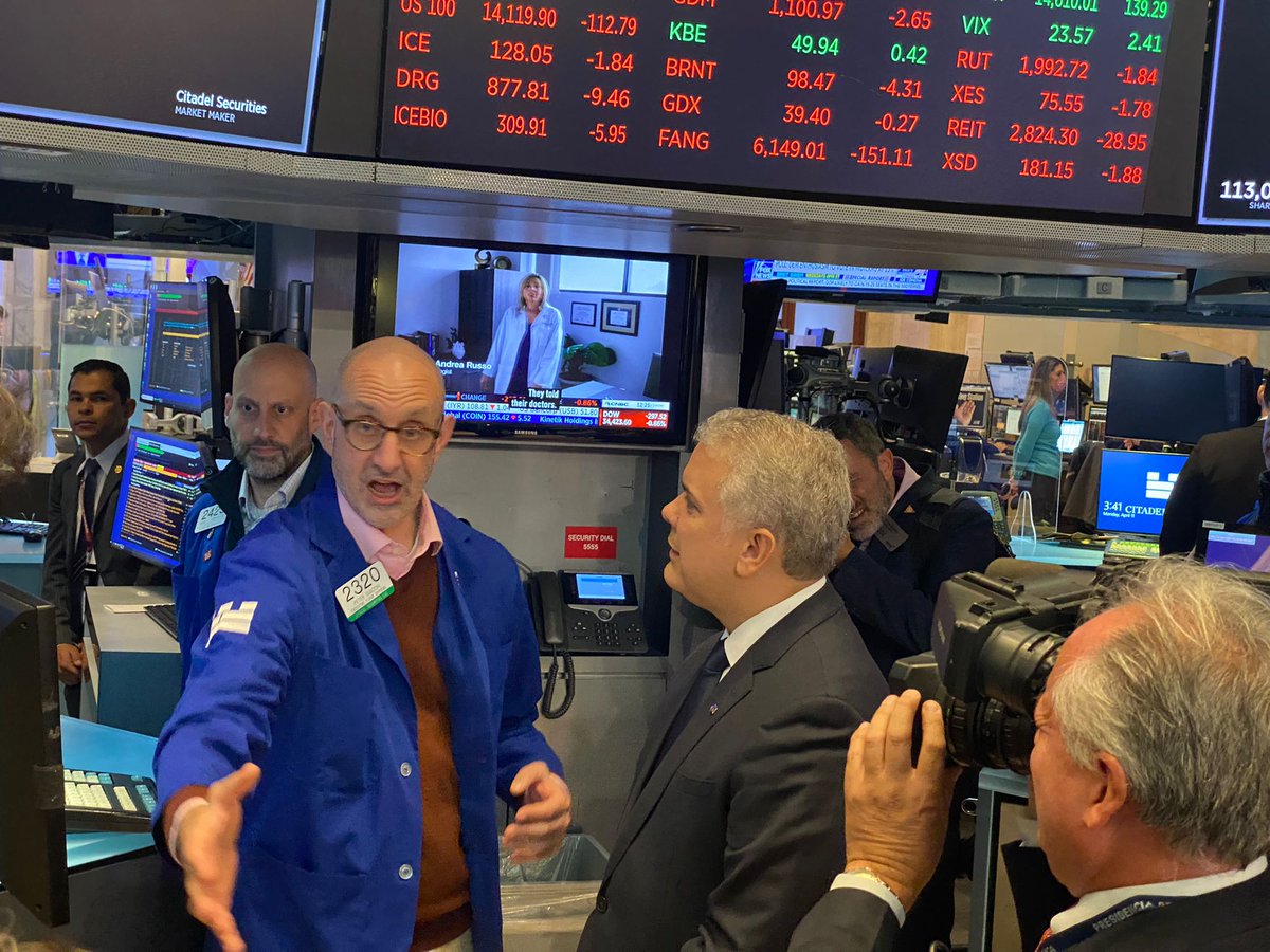 BluRadioCo's tweet photo. Como parte de su agenda en Nueva York, el presidente Iván Duque hizo un recorrido por Wall Street, una de las bolsas más importantes del planeta. En medio de su visita, tocó la campana que marca el cierre de operaciones del día. #VocesySonidos https://t.co/bJkwgtpK9C