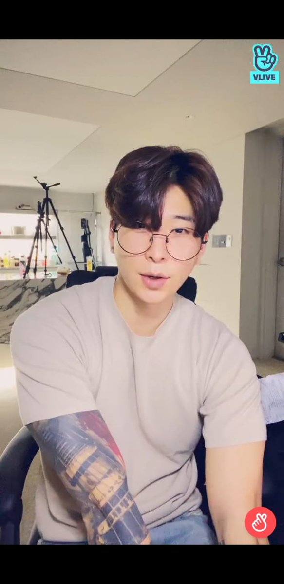 HoshiDomRos05's tweet photo. Me encanta como se ve con lentes👓🤍👨‍🍳
#세인트반  #이근혁  #LeeGeumHyuk
#브이에이브이
#뱀즈 #VAV #VAMPZ
#VampzHouse
@VAV_official @twt_VAV https://t.co/gfFAeQky2f