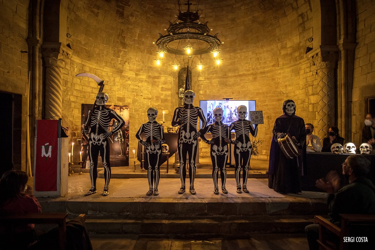 sergicosta's tweet photo. Verges va presentar dissabte els nous "cascos" de la Dansa de la Mort en un acte més íntim previ a Dijous Sant. Els nous cascos han estat dissenyats i elaborats per l'Escola d'Art d'Olot. https://t.co/nyetmwsDpD