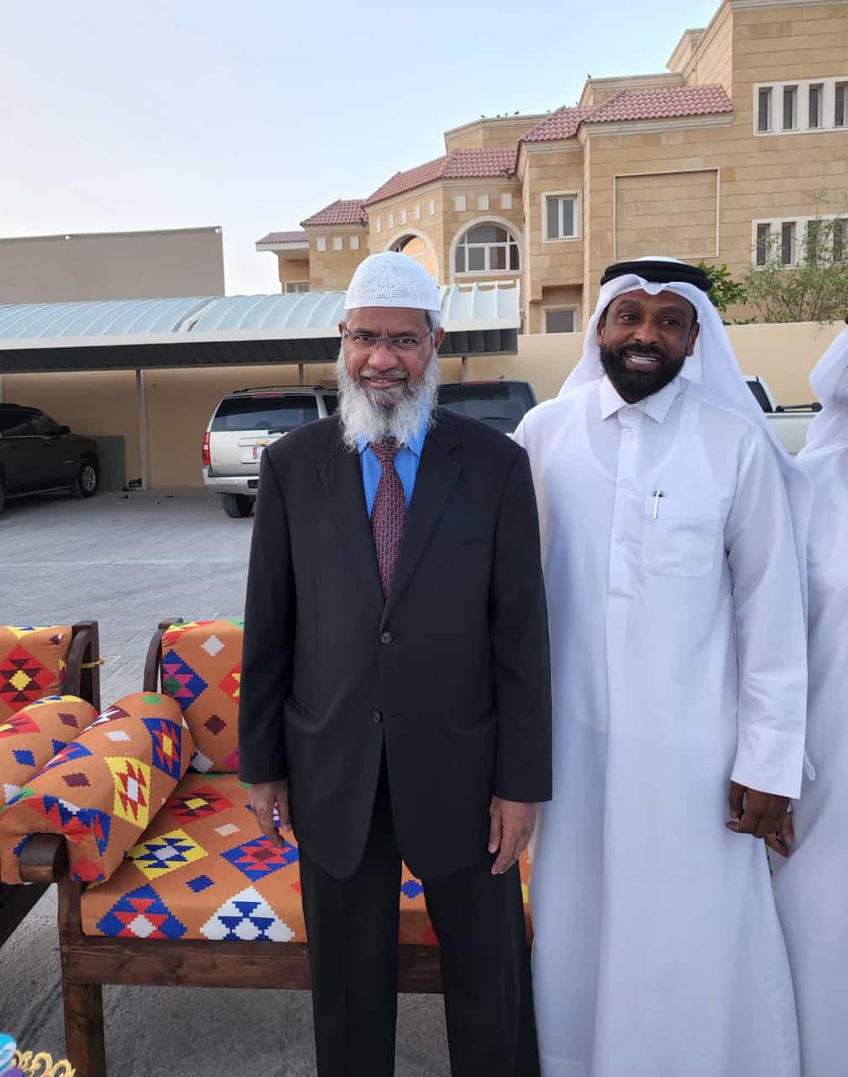 ayeshalqahtani1's tweet photo. تشرفنا الليلة بالإفطار في بيت أخوي الحبيب محمد جوهر ال محمد مع الدكتور ذاكر  نايك وهو علم من أعلام الدعوة إلى الله  في العالم نسأل الله أن يحفظه ويبارك فيه وفي علمه وينفع به البلاد والعباد.. https://t.co/OLRyEwfpLD