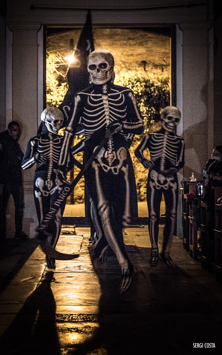 sergicosta's tweet photo. Els assistents van poder gaudir dissabte de l'estrena. La resta els podreu veure d'ara endavant pels carrers i places de #Verges. #dansadelamort #danceofdeath #laMort 💀 https://t.co/u8uMYgtSOb