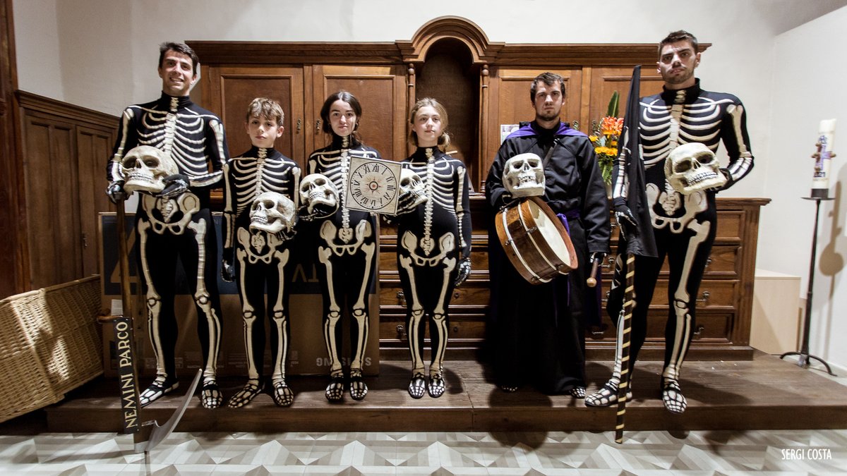 sergicosta's tweet photo. Els assistents van poder gaudir dissabte de l'estrena. La resta els podreu veure d'ara endavant pels carrers i places de #Verges. #dansadelamort #danceofdeath #laMort 💀 https://t.co/u8uMYgtSOb