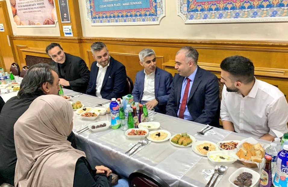 SadiqKhan's tweet photo. Kindness, peace and compassion. These are the true values of the Islamic faith.

After a long day fasting for Ramadan, it's great to break my fast in the company of friends. 

Thank you to Suleymaniye Mosque in Dalston for such a warm welcome. #Ramadan #Iftar https://t.co/OU5rDg06cL