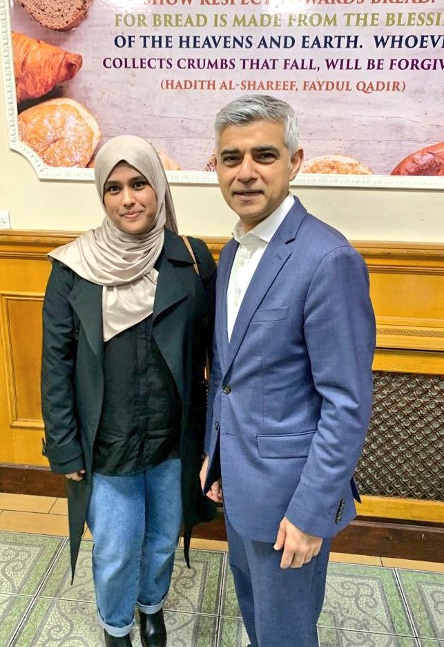 SadiqKhan's tweet photo. Kindness, peace and compassion. These are the true values of the Islamic faith.

After a long day fasting for Ramadan, it's great to break my fast in the company of friends. 

Thank you to Suleymaniye Mosque in Dalston for such a warm welcome. #Ramadan #Iftar https://t.co/OU5rDg06cL