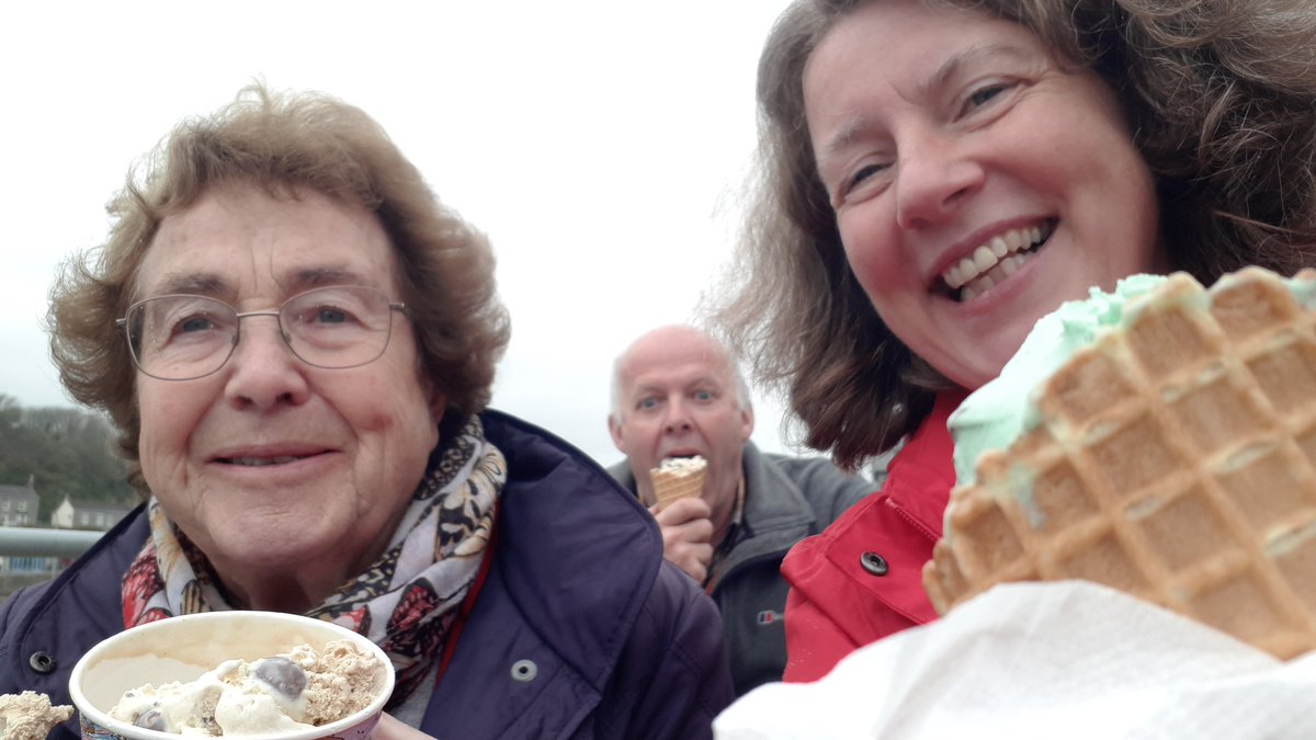 RenateDavieTour's tweet photo. Today was #icecreammonday 🍦😋
Best @Roskillys icecream enjoyed in #porthleven.

@PorthlevenFest @PorthlevenFish @hmcgport @PorthlevenLit @PorthlevenBand @LizardNT @DolveanHouseBB 
#veganicecream #veganfood https://t.co/cpKb7L1lrh
