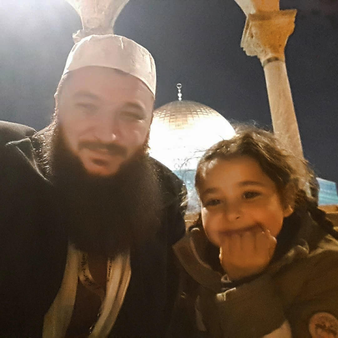 SehriyarTurizm's tweet photo. Kudüs'te anıları olmalı insanın, bekleyenleri olmalı...
Kudüs denilince önce bir durulmalı, hatıralar hatırlanmalı, her bir köşesi gözünün önünden geçmeli... Sonra bir iç çekip; "Ah bir daha gidebilsek" denilmeli. Kudüs denilince özlemlerin ve özlediklerin aklına gelmeli. 
#Kudüs https://t.co/7lMnPQ8tN7